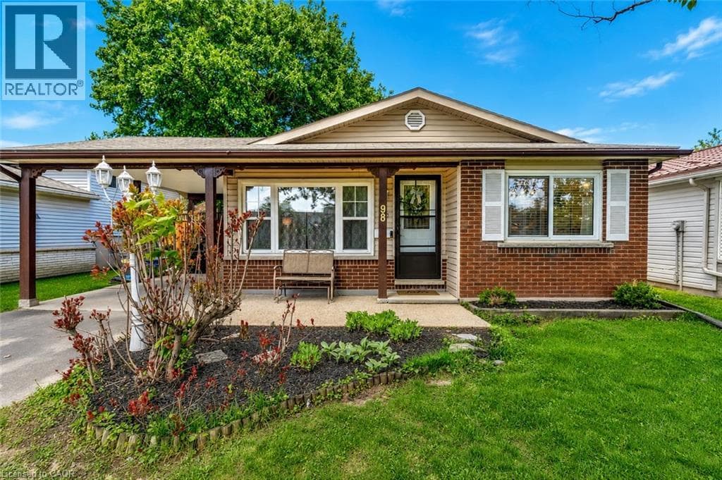 98 BELWOOD Crescent — photo 1