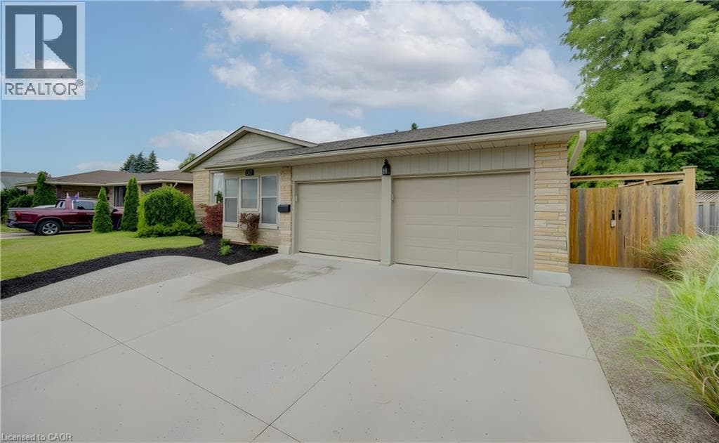 127 STRATHCONA Crescent — photo 2