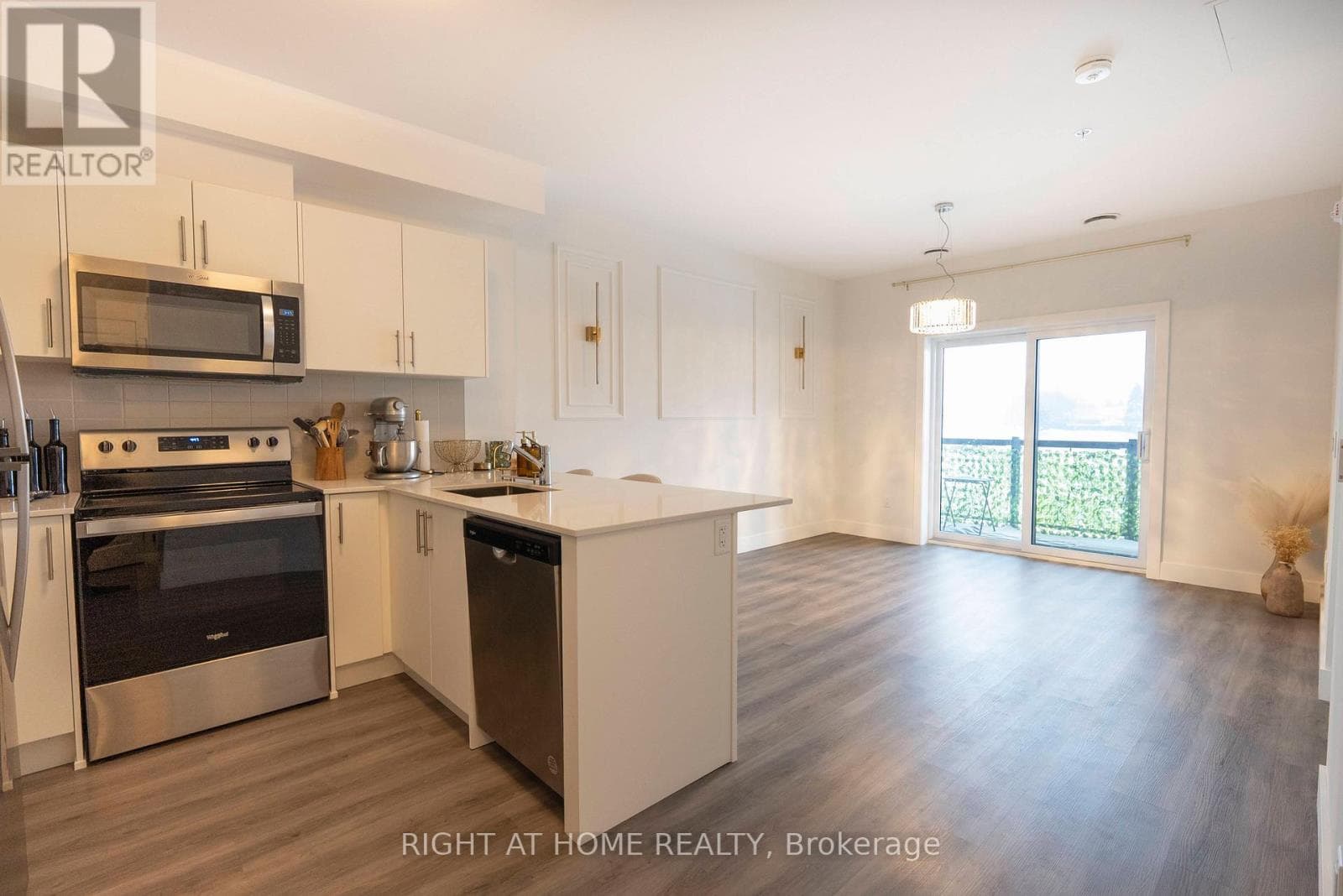 302 - 1000 LACKNER PLACE E — photo 3