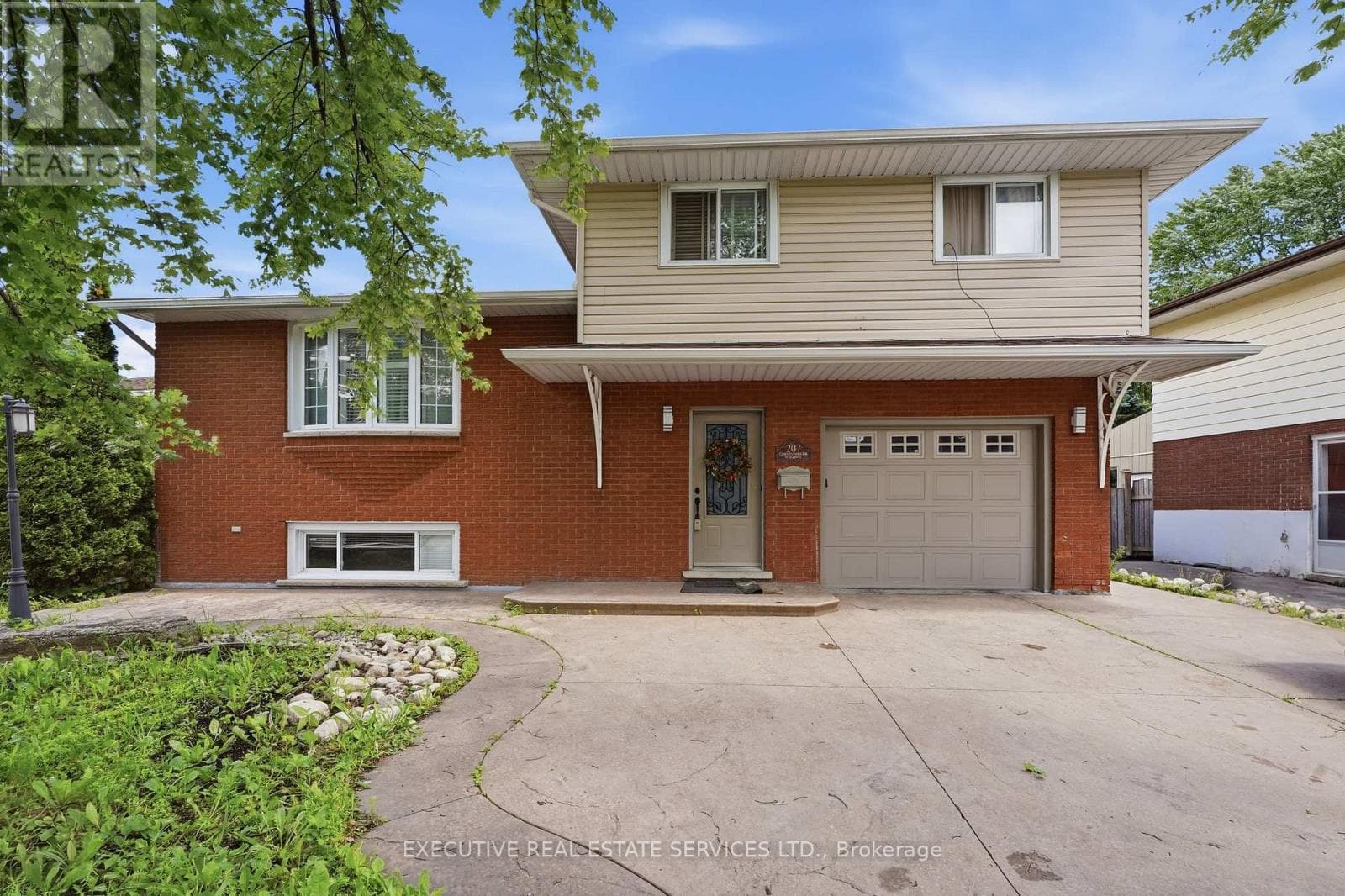 207 CHRISTOPHER DRIVE — photo 1