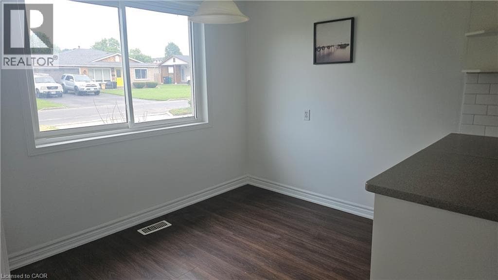 58 BELWOOD Crescent — photo 3