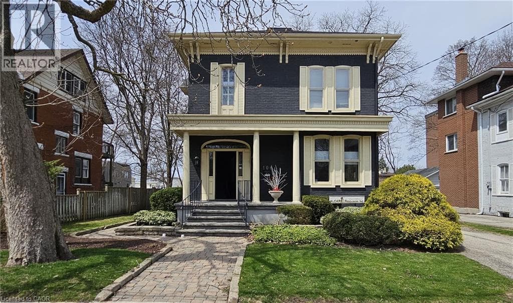 106 YOUNG Street W — photo 1