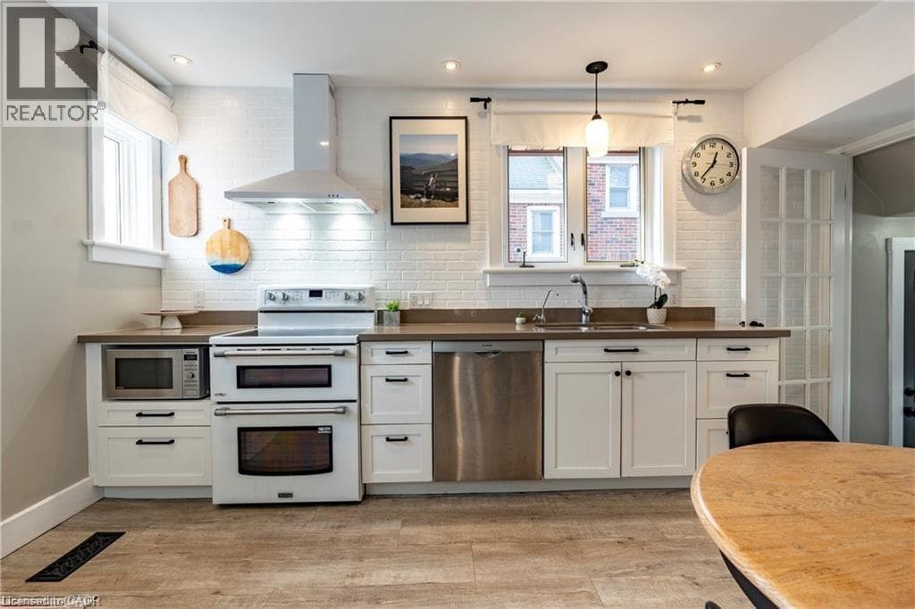134 BRIDGEPORT Road E Unit# Upper — photo 2