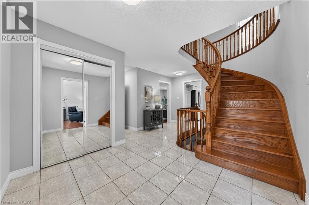 111 HUME Drive — photo 3
