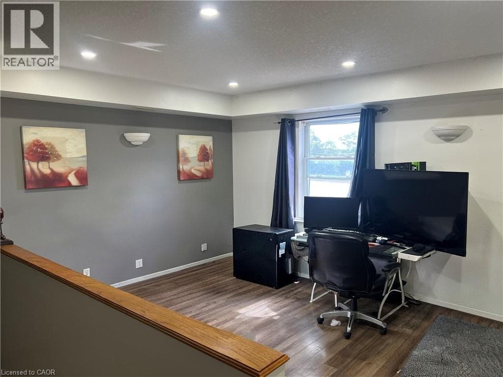 52 WELLINGTON Street Unit# 3 — photo 2