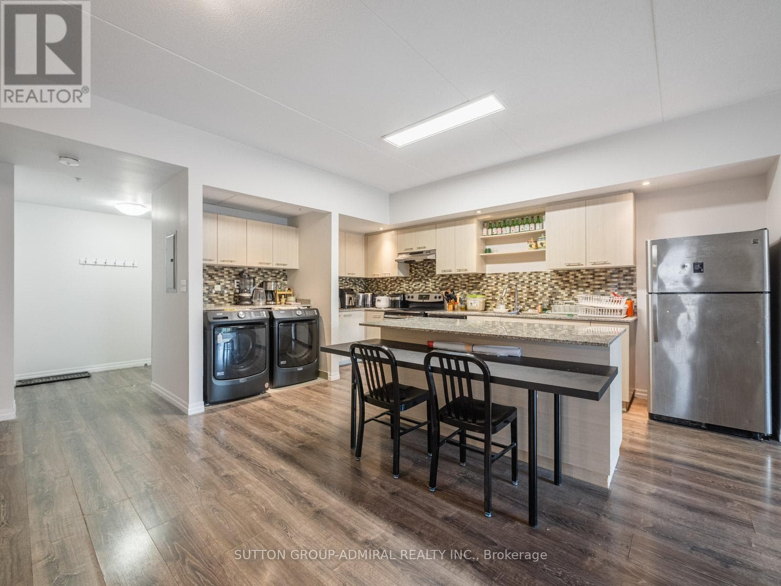 203 - 8 HICKORY STREET W — photo 2