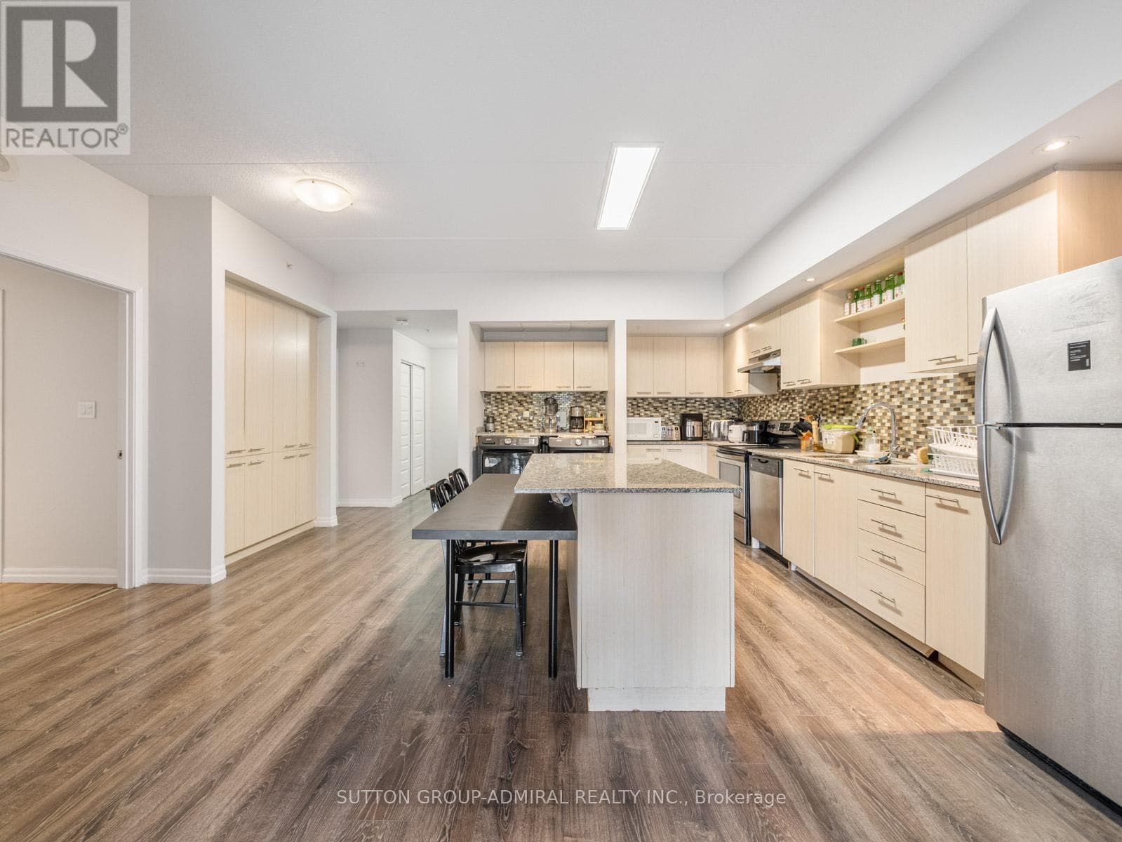 203 - 8 HICKORY STREET W — photo 3