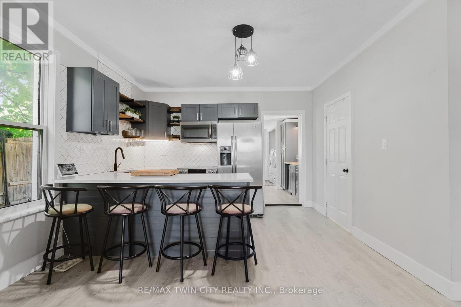 35 SHADE STREET — photo 1