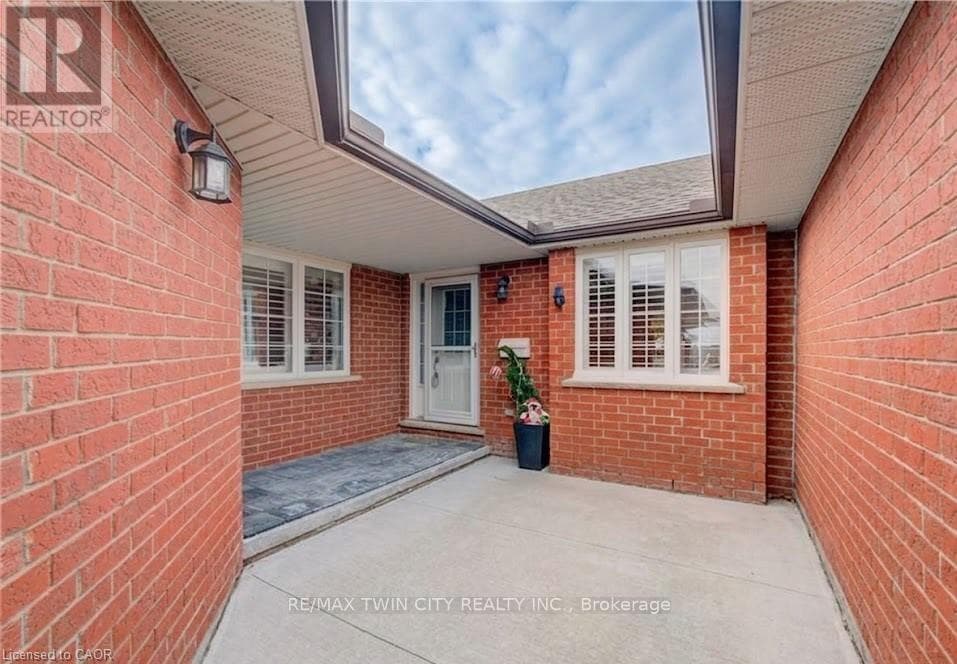 18 - 10 ISHERWOOD AVENUE — photo 2