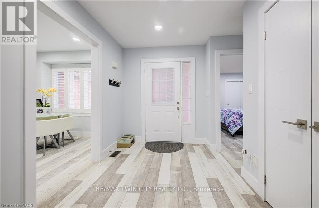 18 - 10 ISHERWOOD AVENUE — photo 3
