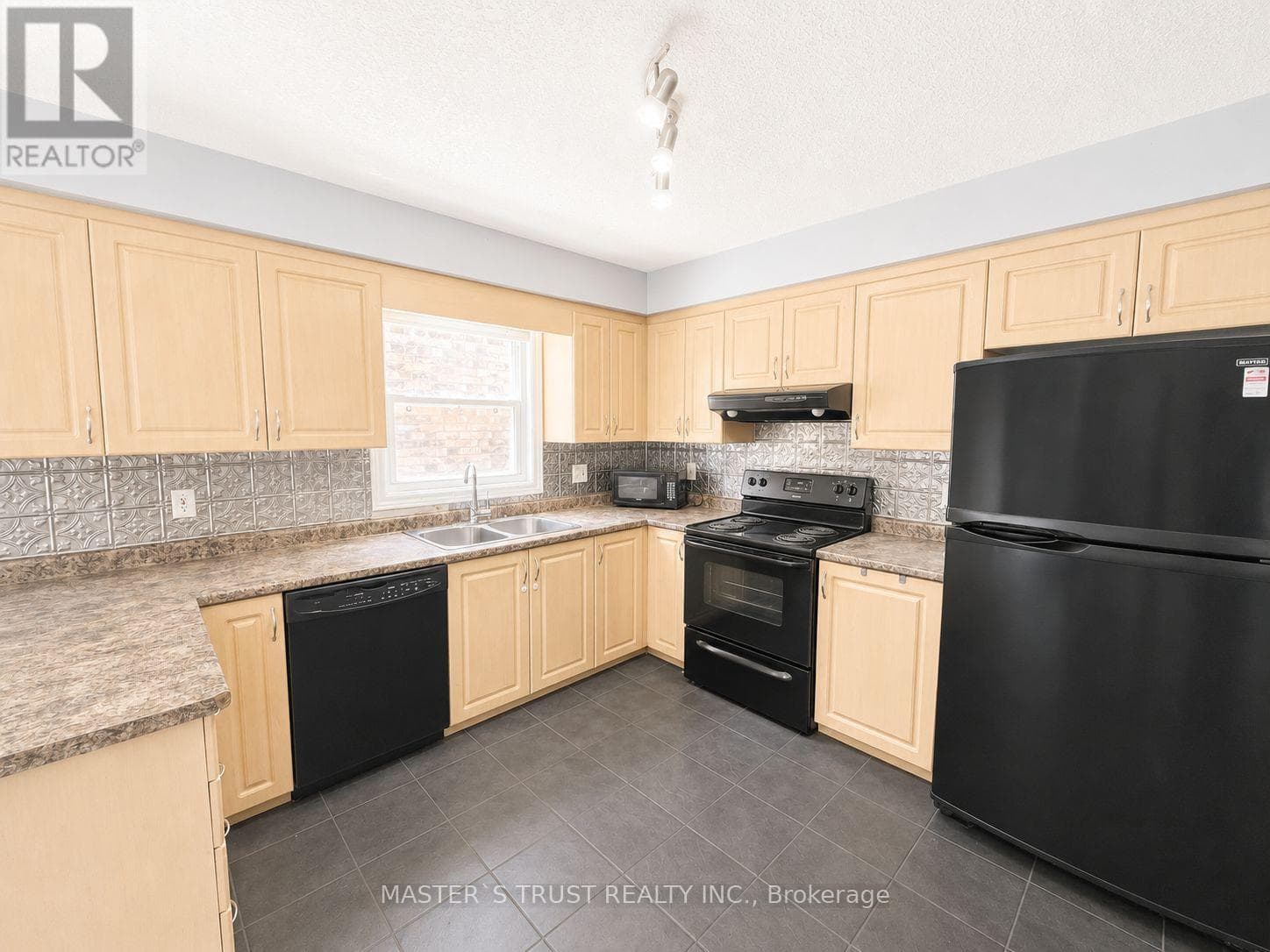 256 BRIDLEWREATH STREET — photo 3