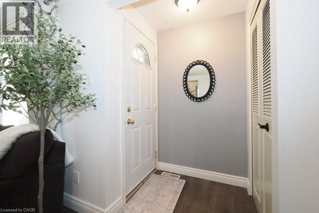279 SANDOWNE Drive Unit# 32 — photo 3