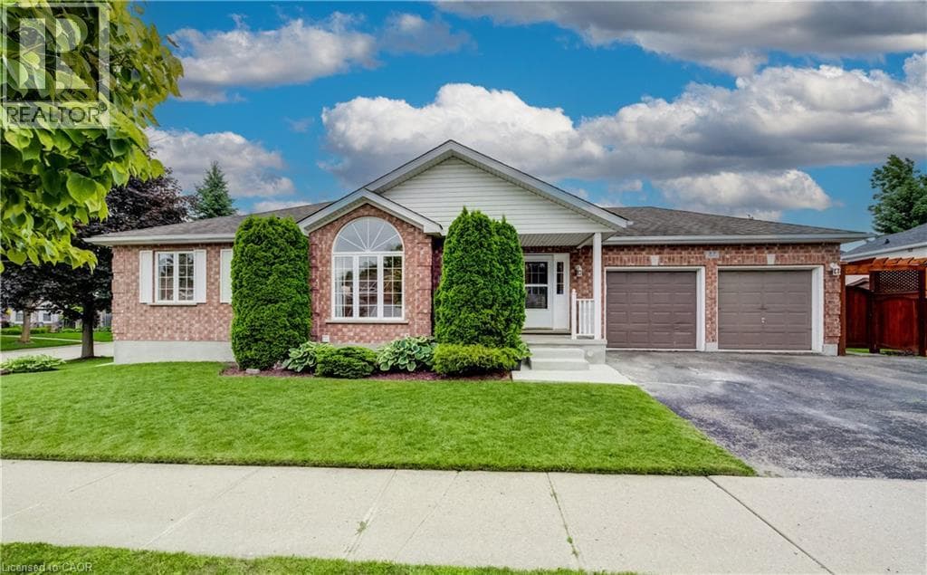 27 CHANDOS Drive — photo 1