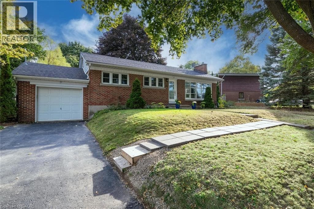 17 ORCHARD Crescent — photo 1
