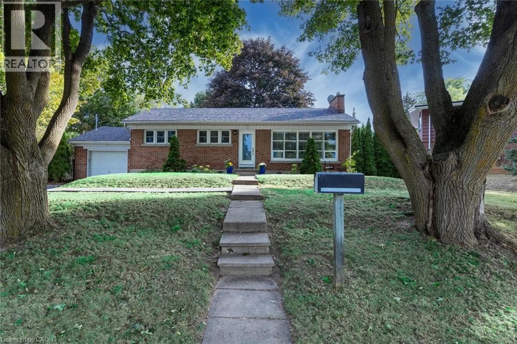 17 ORCHARD Crescent — photo 3
