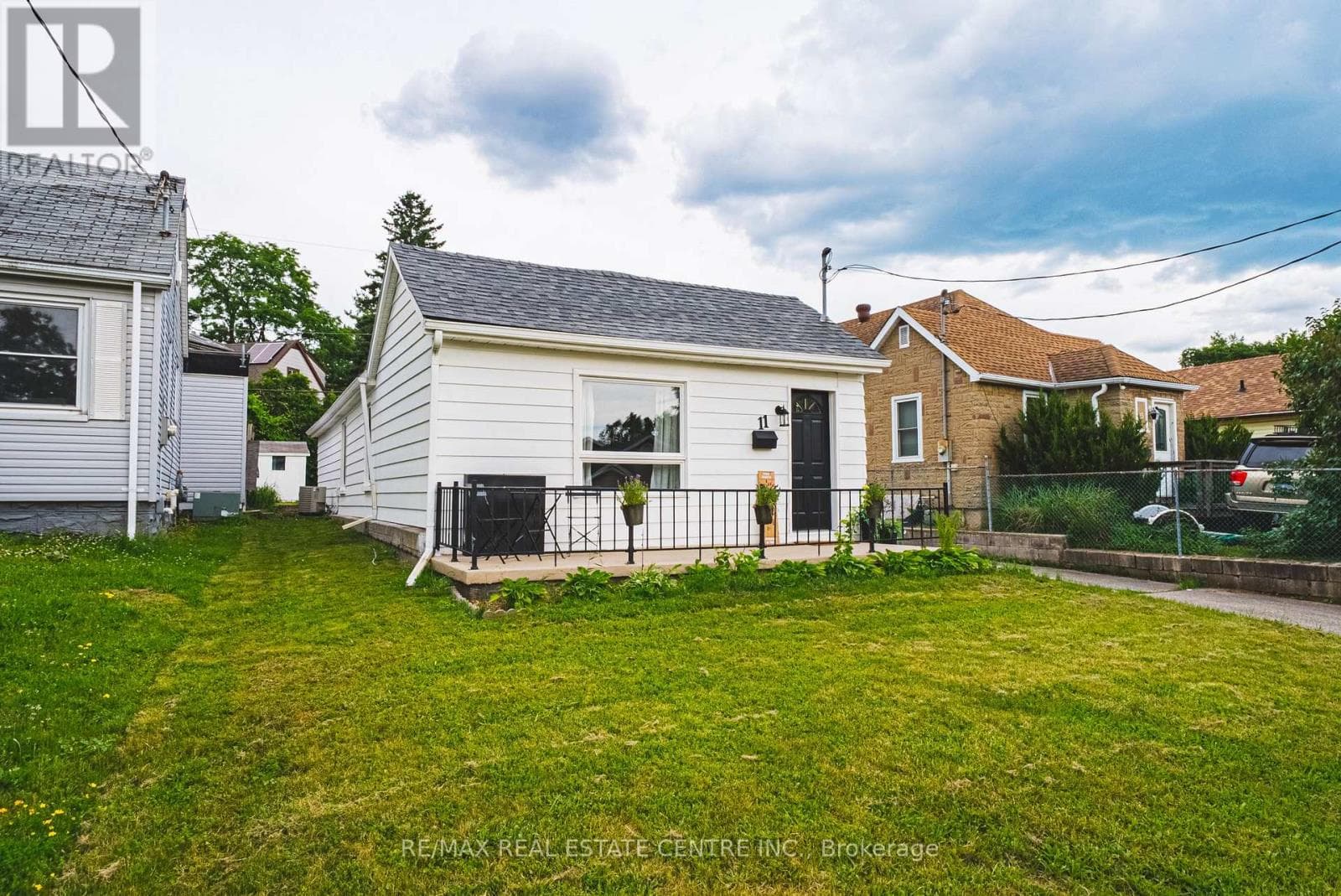 11 BROADVIEW CRESCENT — photo 3
