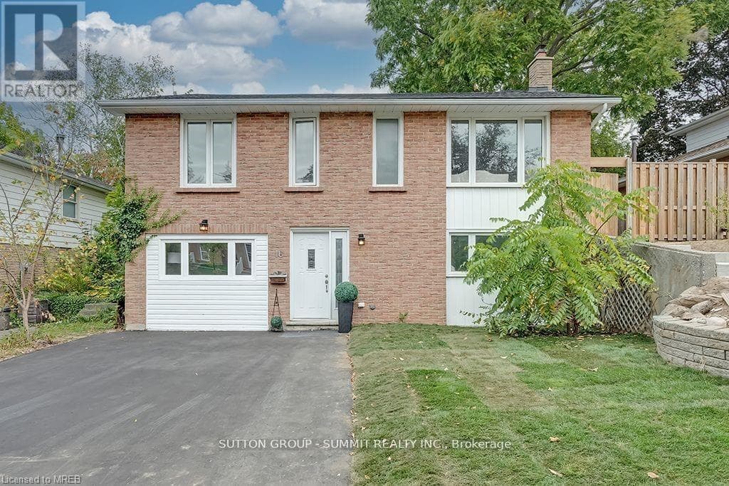 UPPER - 16 UPPER CANADA DRIVE — photo 1