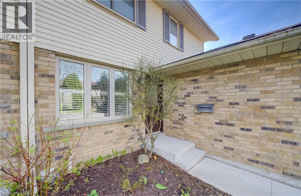 375 KINGSCOURT Drive Unit# 35 — photo 3