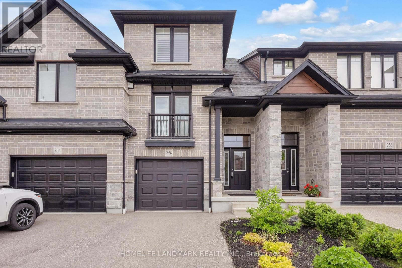 256 FALCONRIDGE DRIVE — photo 2