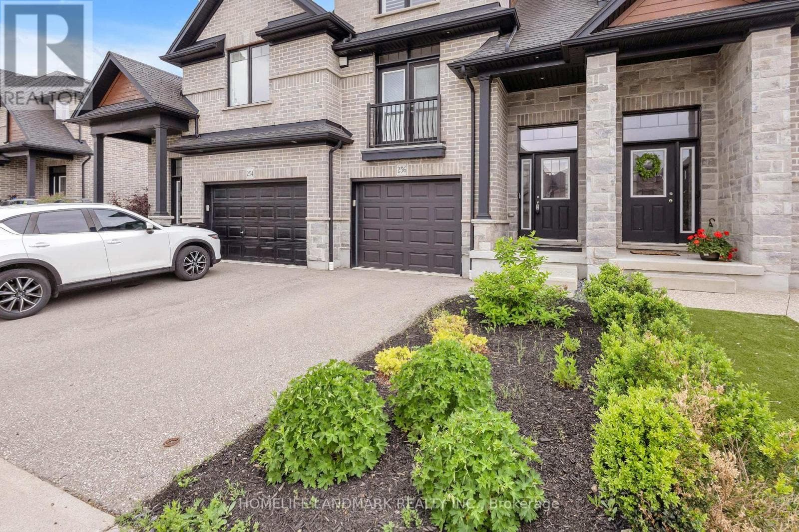 256 FALCONRIDGE DRIVE — photo 3