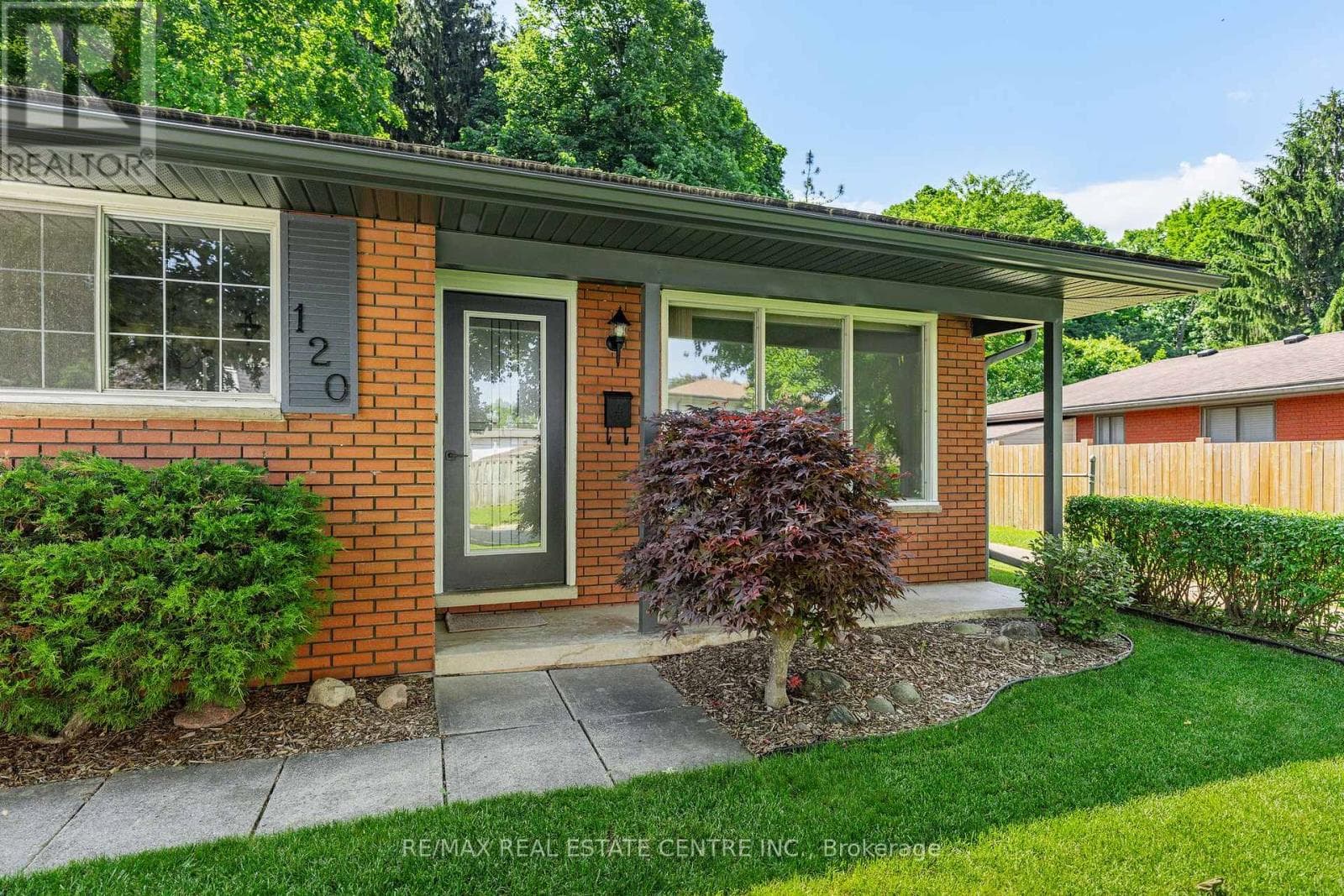 120 ARROWHEAD CRESCENT — photo 2