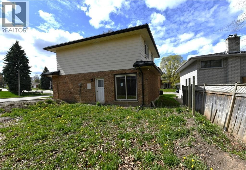 110 SILVERSPRING Crescent — photo 3