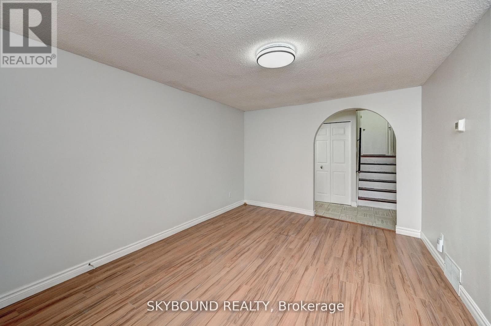 48 CLUTHE CRESCENT — photo 1