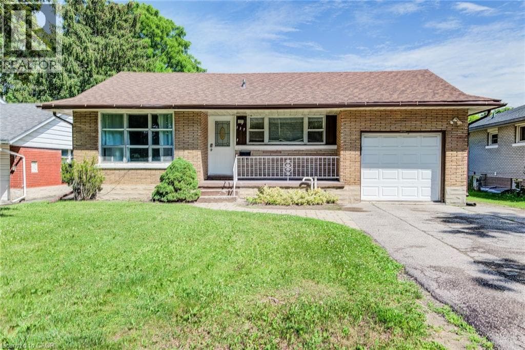 139 ELGIN Crescent — photo 1