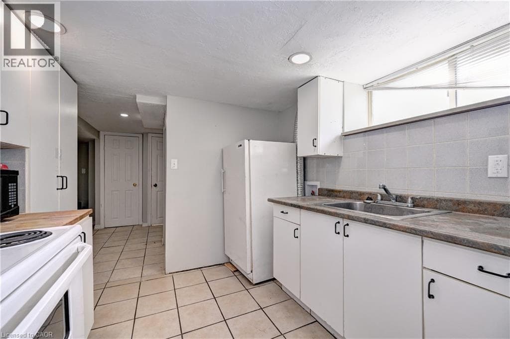 147 COURTLAND Avenue E Unit# Lower — photo 3
