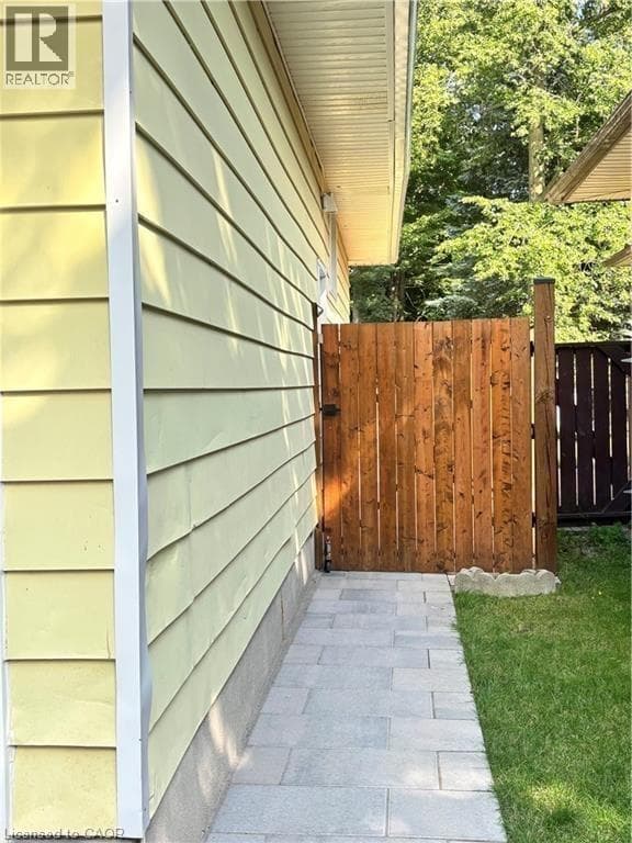 510 OAKRIDGE Place Unit# LOWER — photo 2