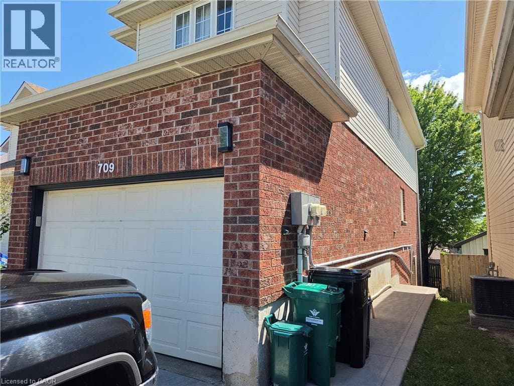 709 WINDFLOWER Crescent — photo 2