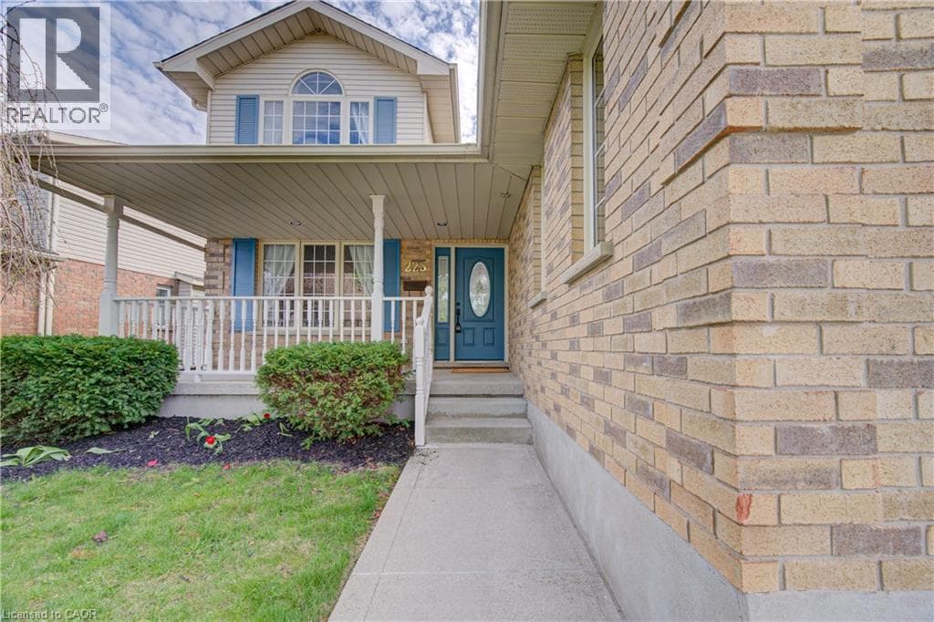 225 DARTMOOR Crescent — photo 3