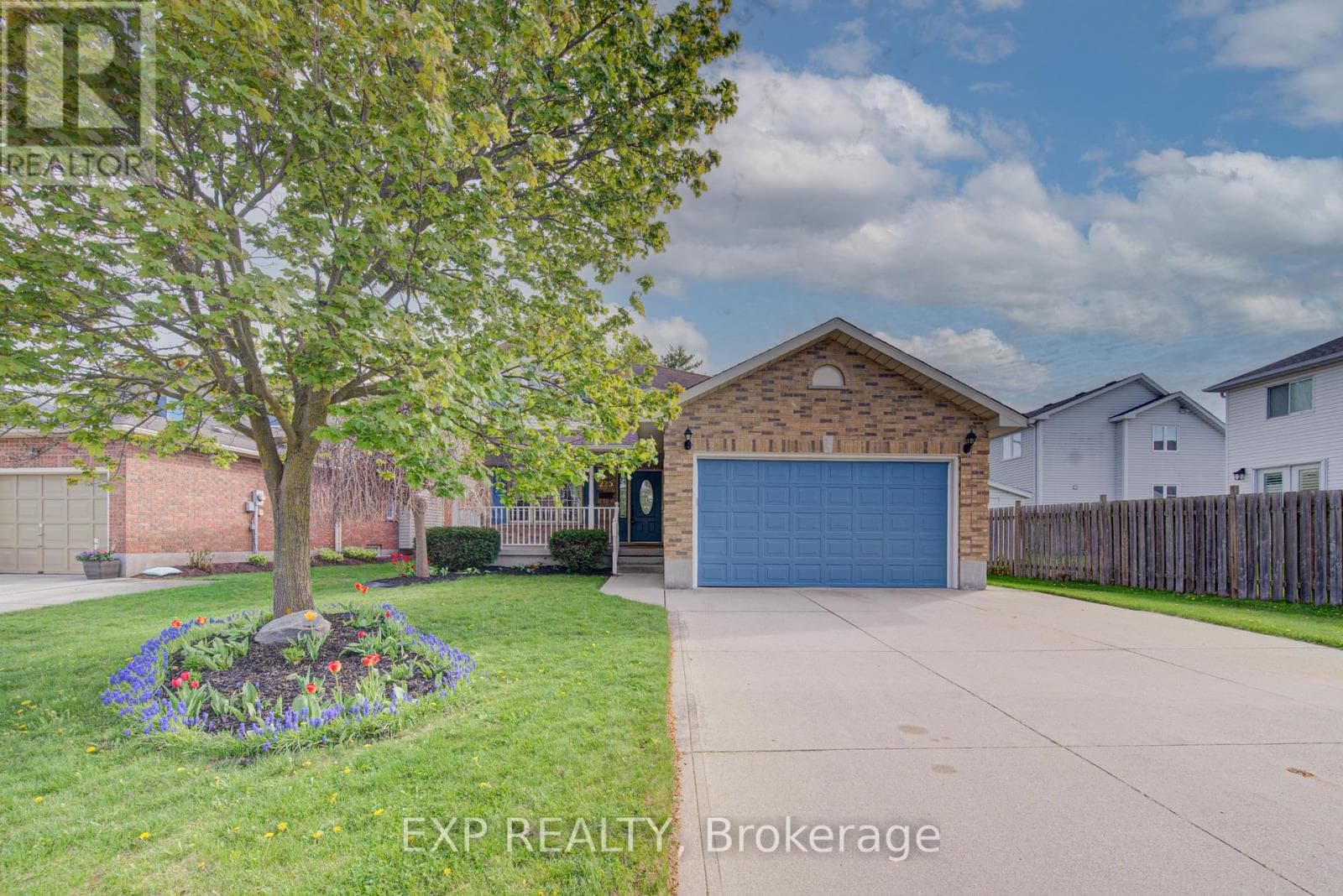 225 DARTMOOR CRESCENT — photo 1