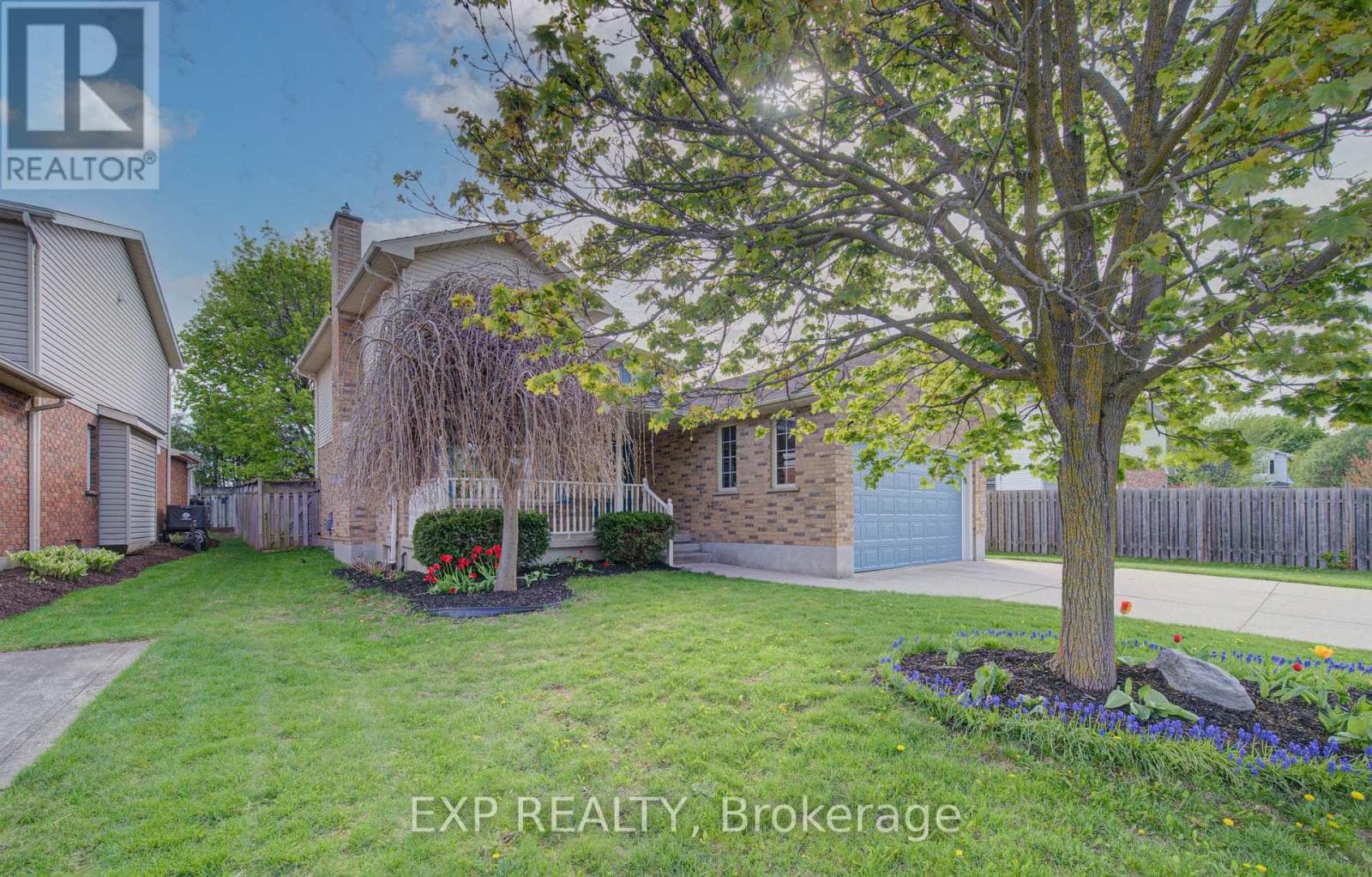 225 DARTMOOR CRESCENT — photo 2