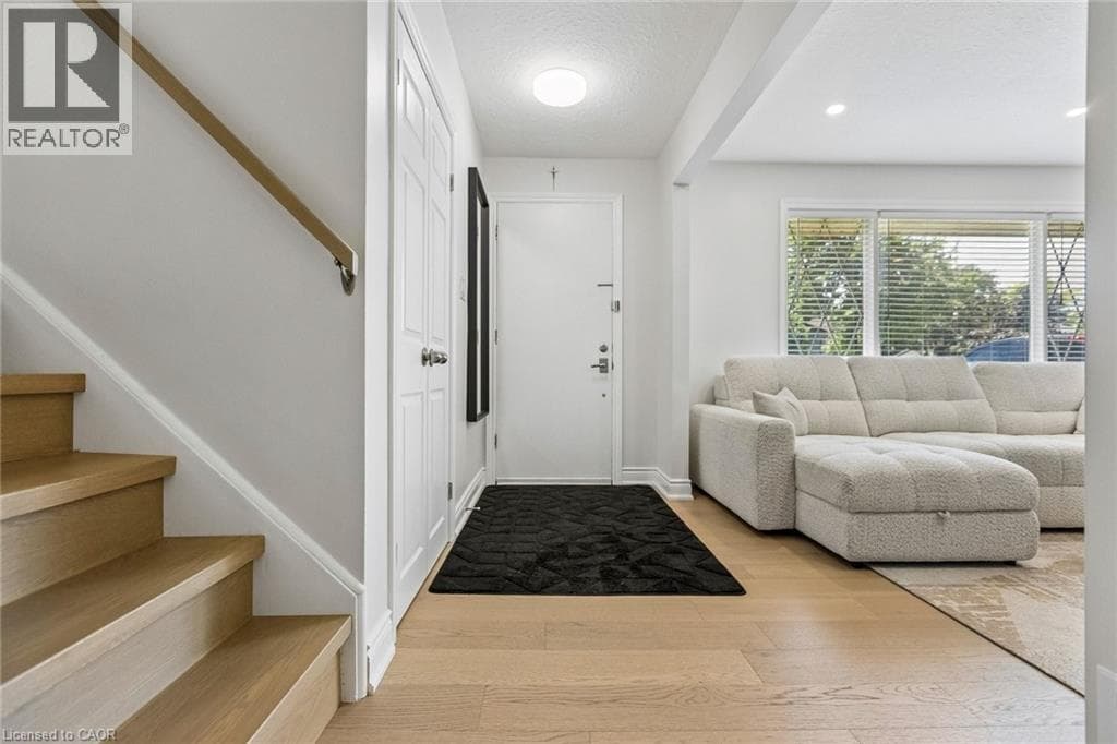 130 HUDSON Crescent — photo 3